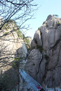 山间栈道穿行嶙峋怪石间