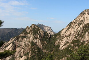 巍峨壮丽的山峰景色