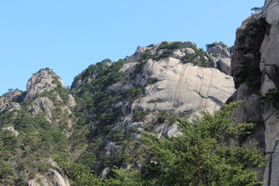 巍峨山峦与葱郁植被