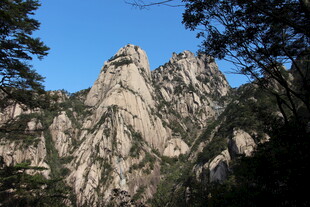 巍峨险峻的壮丽山峰