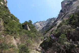 山间栈道 领略自然之美