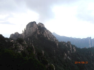 巍峨山峰云雾缭绕景观