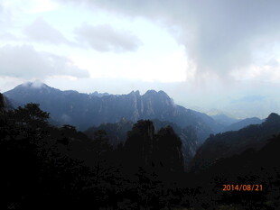 云雾缭绕的壮丽山峦