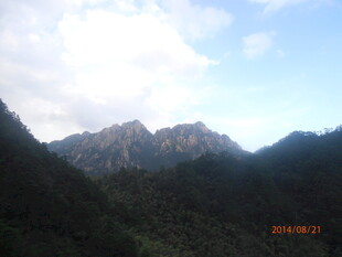 巍峨青山蓝天白云美景