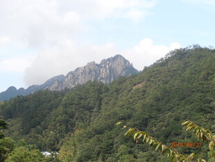 青山翠岭间的秀丽山峰