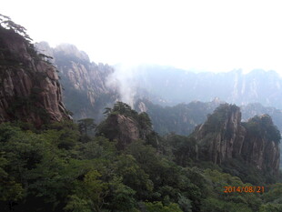 壮丽山景 云雾缭绕的奇峰