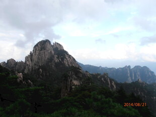 巍峨山峰 绿意环绕