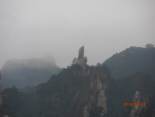 云雾缭绕的峻峭山峰