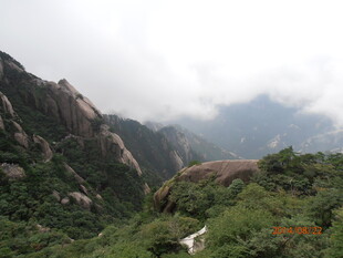 山间云雾缭绕的秀丽景致