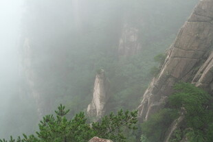云雾缭绕的险峻山峰