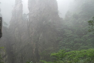 云雾缭绕的险峻山峰