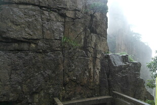 云雾缭绕的险峻山石景观