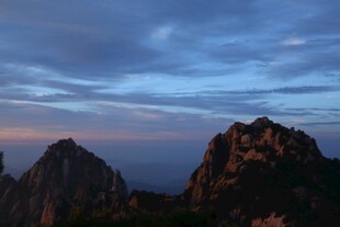 黄昏下的壮丽山峰景色