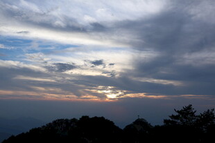 日落时分山间云霞美景