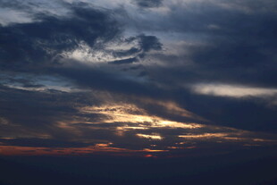 黄昏时分的壮丽天空景观