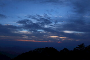 黄昏时分的山峦与天空