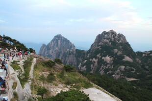 黄山美景 山峦与游人相映