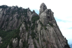 巍峨峻峭的壮丽山峰