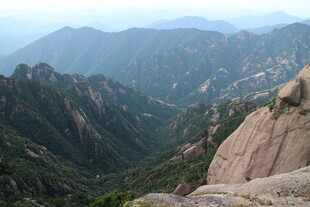 壮丽山景俯瞰图
