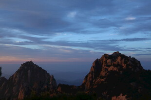 黄昏下的壮丽山景