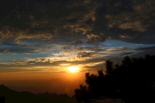 日落时分的壮丽天空景观