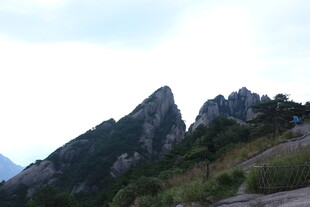 巍峨山峰绿意环绕