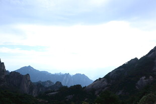 壮丽山景 云雾缭绕山峰