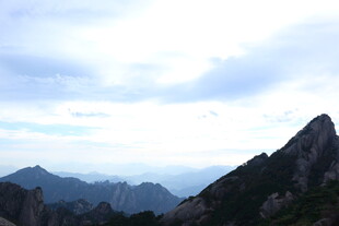 壮丽山景伴天际流云