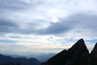 山峦云海间的壮丽景致