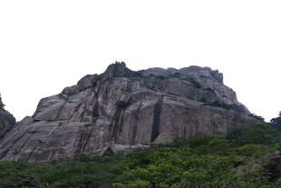 巍峨石山 绿意相伴