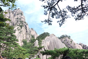 壮丽山景 绿意盎然的奇峰