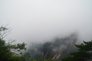 云雾缭绕的山间景致