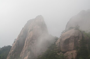 云雾缭绕的巍峨山峰