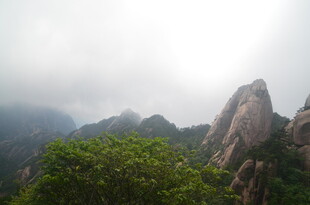 云雾缭绕的壮美山峰景色