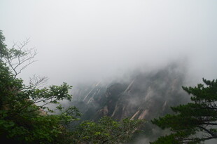 云雾缭绕的山间景致