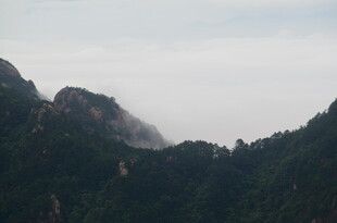 云雾缭绕的翠绿山峦