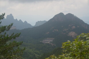 山峦叠翠间的自然景致