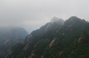 云雾缭绕的壮美山峦