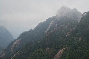 云雾缭绕的壮美山峦
