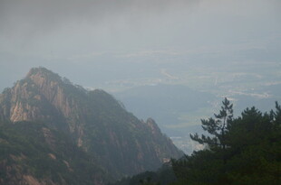 云雾缭绕的巍峨山峰