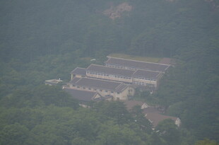 山林中的古朴建筑群