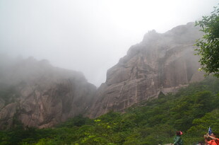 云雾缭绕的壮美山峦