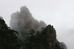 云雾缭绕的峻峭山峰