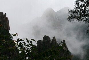 云雾缭绕的奇峰异石