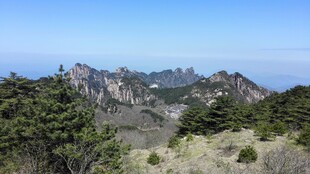 山峦绿树间的秀丽风光