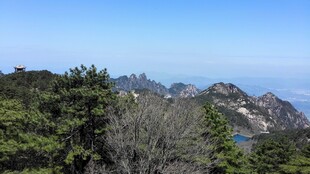 青山翠谷间的秀丽山景