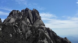 巍峨山峰映蓝天