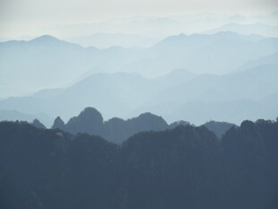 山峦叠嶂的朦胧美景