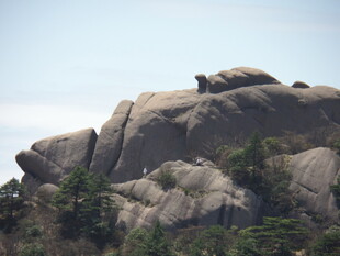 巍峨山石 尽显自然之壮美