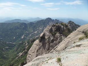 巍峨高山壮丽景色
